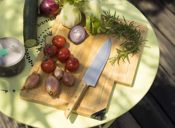 Schneidebrett aus Bambus mit Schleifer 'Takeita' und Chef Messer 'Alta'
